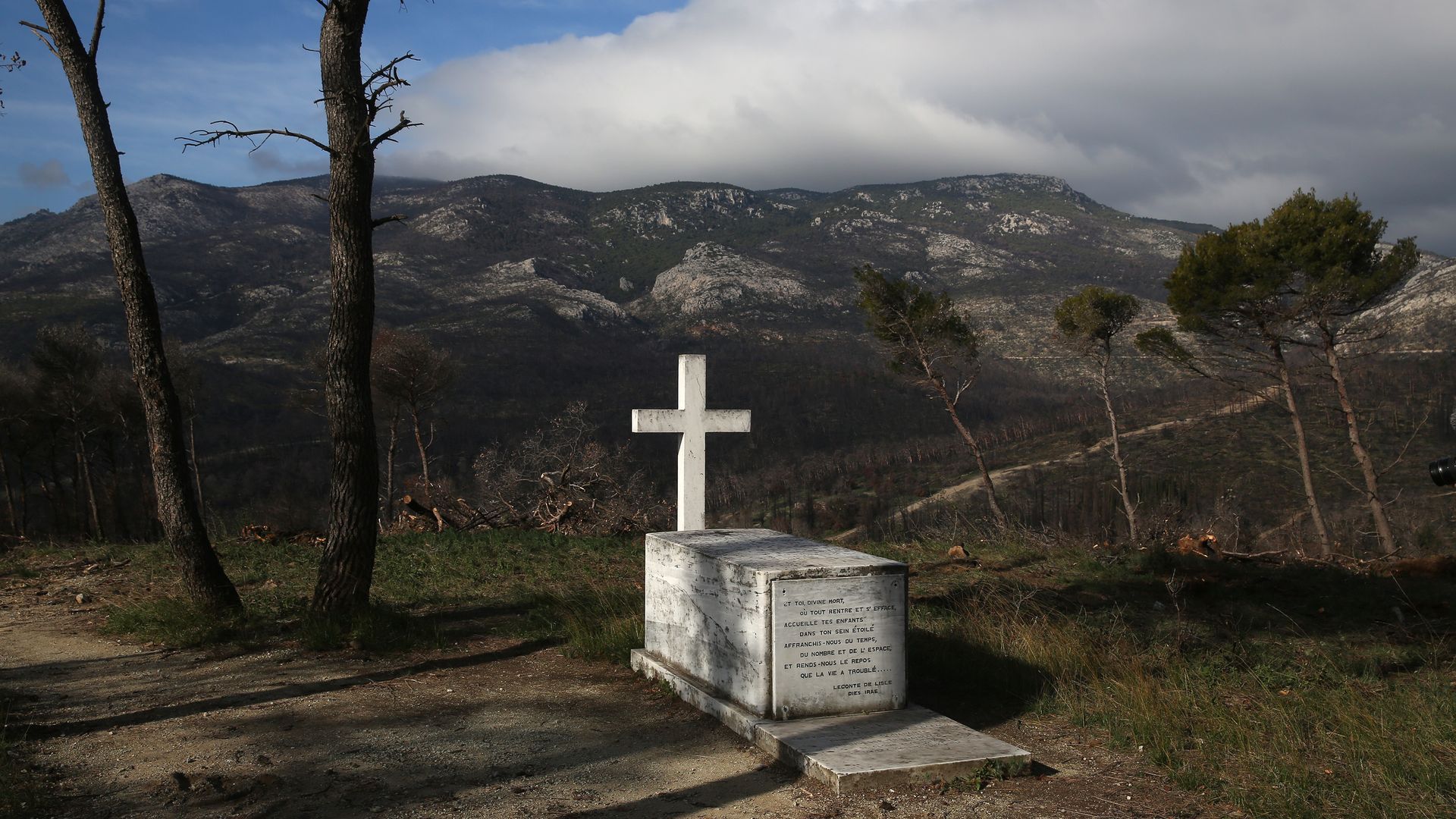 Vista de una de las tumbas del cementerio del Palacio Real de Tatoi
