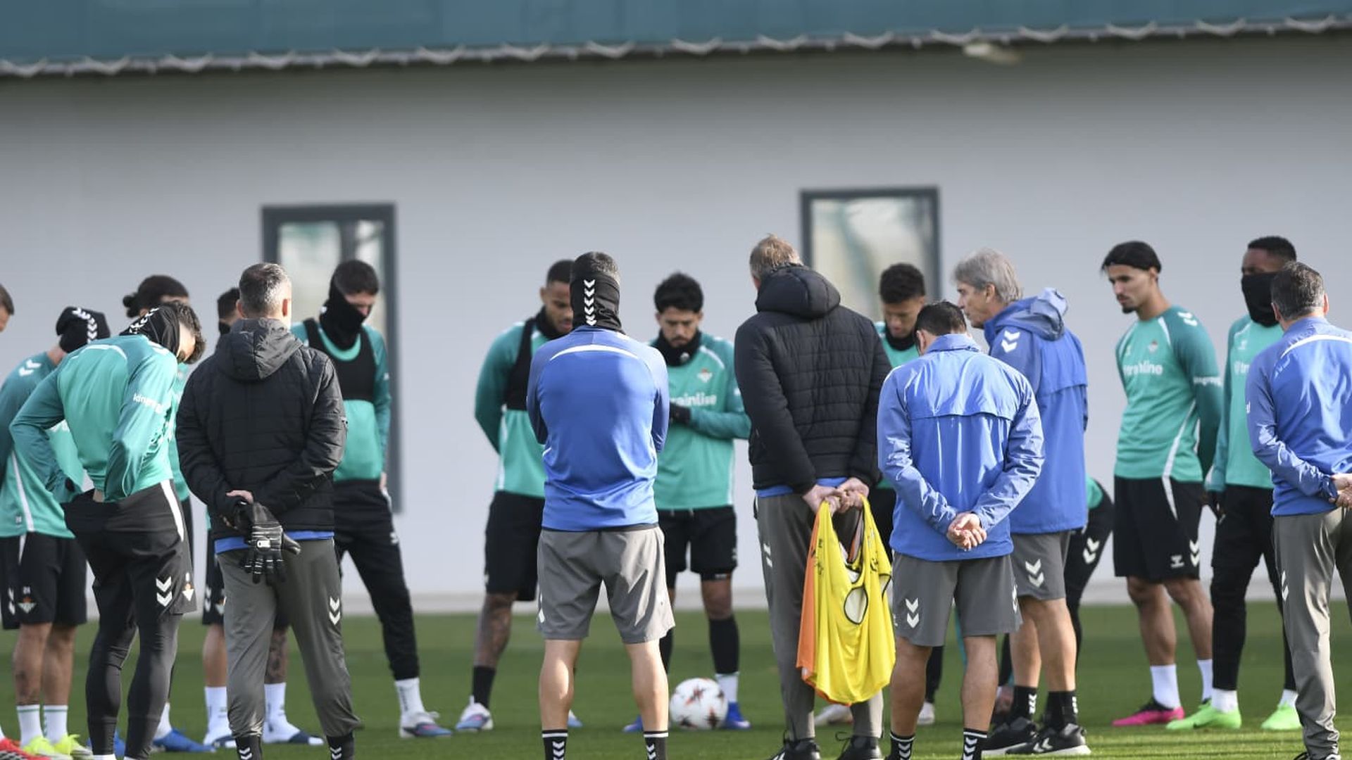 Charla en el entrenamiento del Real Betis