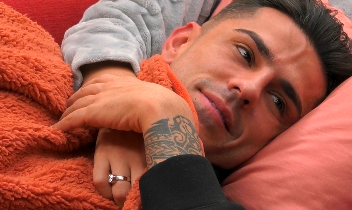 Andrea y Anita hacen manitas