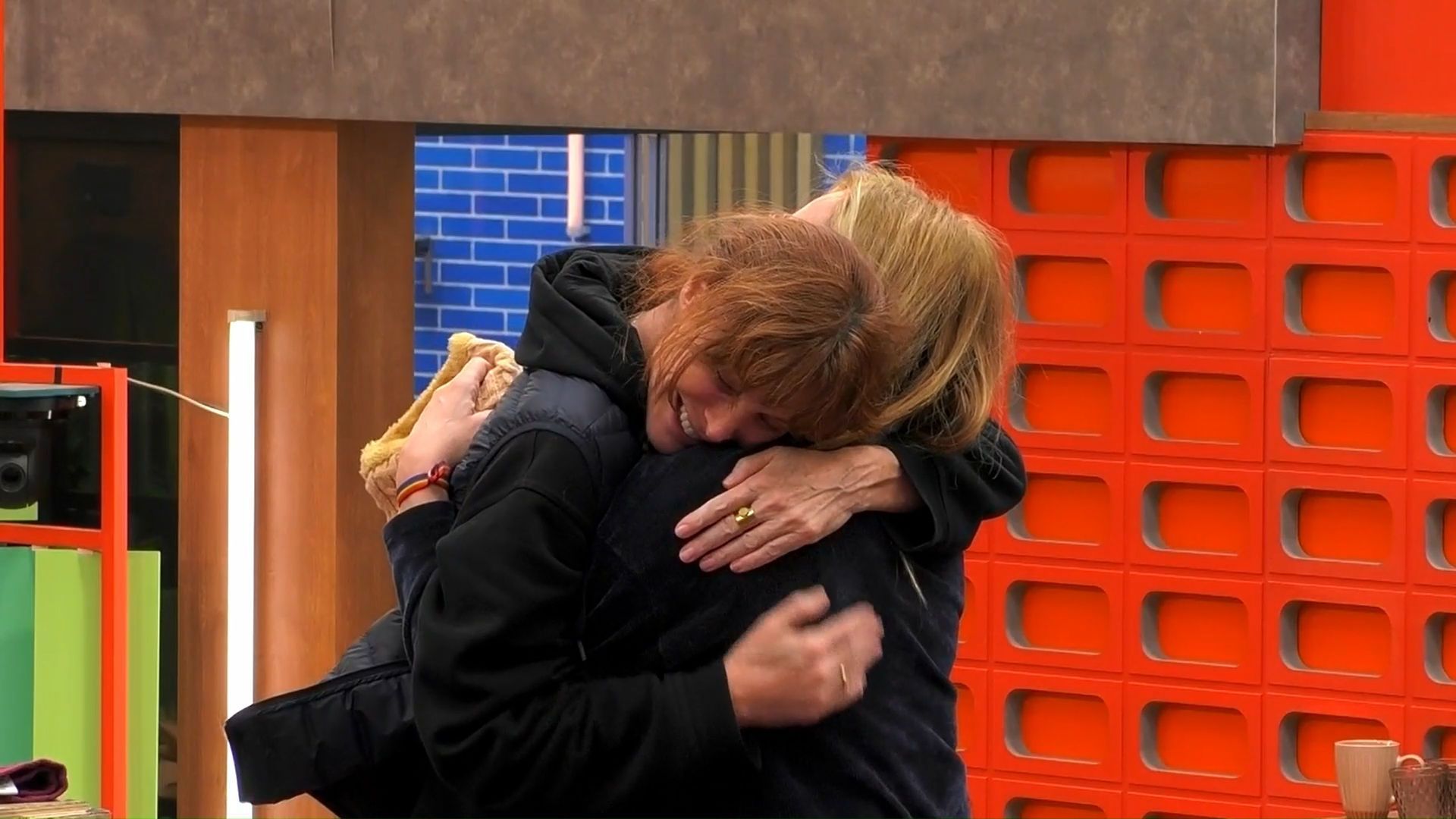 Belén Rodríguez y Cristina Piaget se abrazan