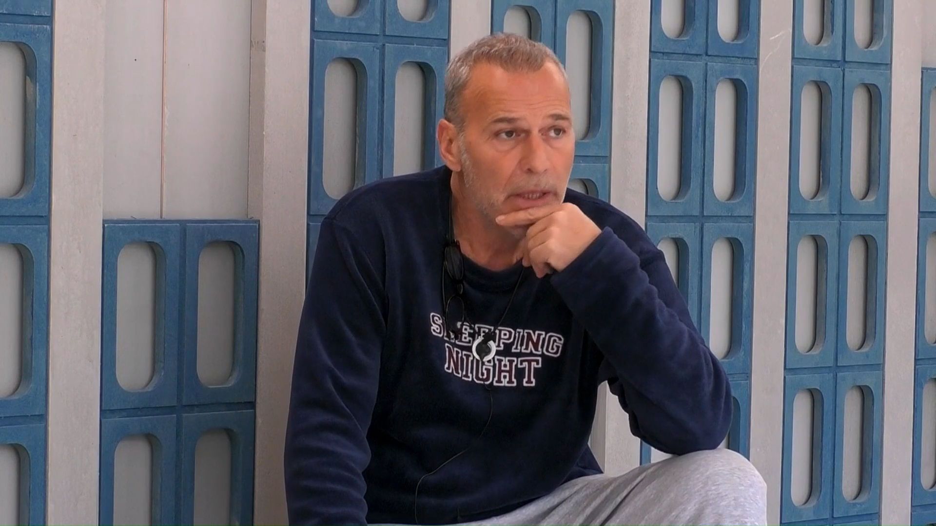 Carlos hablando a las cámaras en la cabaña del jardín