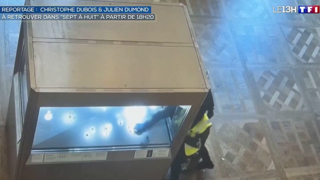 Difunden imágenes inéditas del robo en el museo del Louvre de París justo cuando se cumplen tres meses del asalto