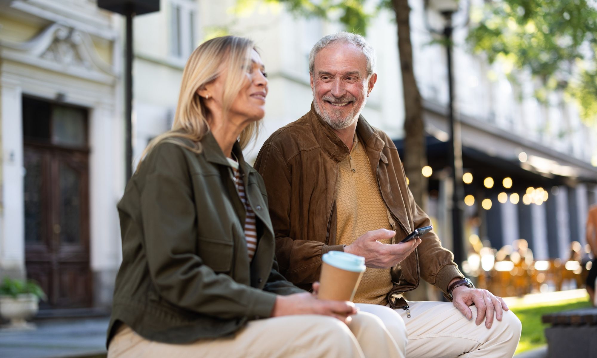 Dos adultos conversando