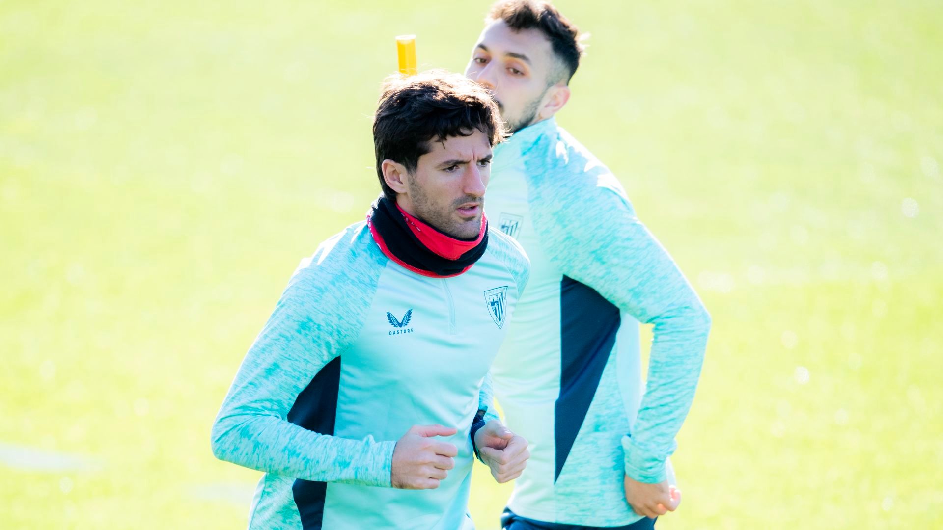 El central vitoriano Dani Vivian se entrena en Lezama con sus compañeros