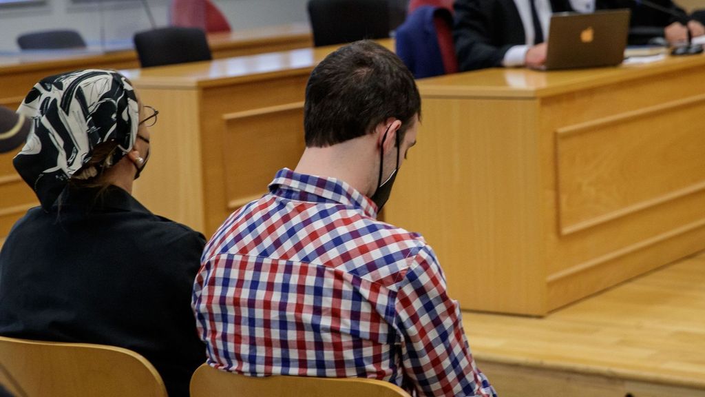 El Cuco y su madre, Rosalía García, sentados en la sala del juzgado de lo penal 7 de Sevilla