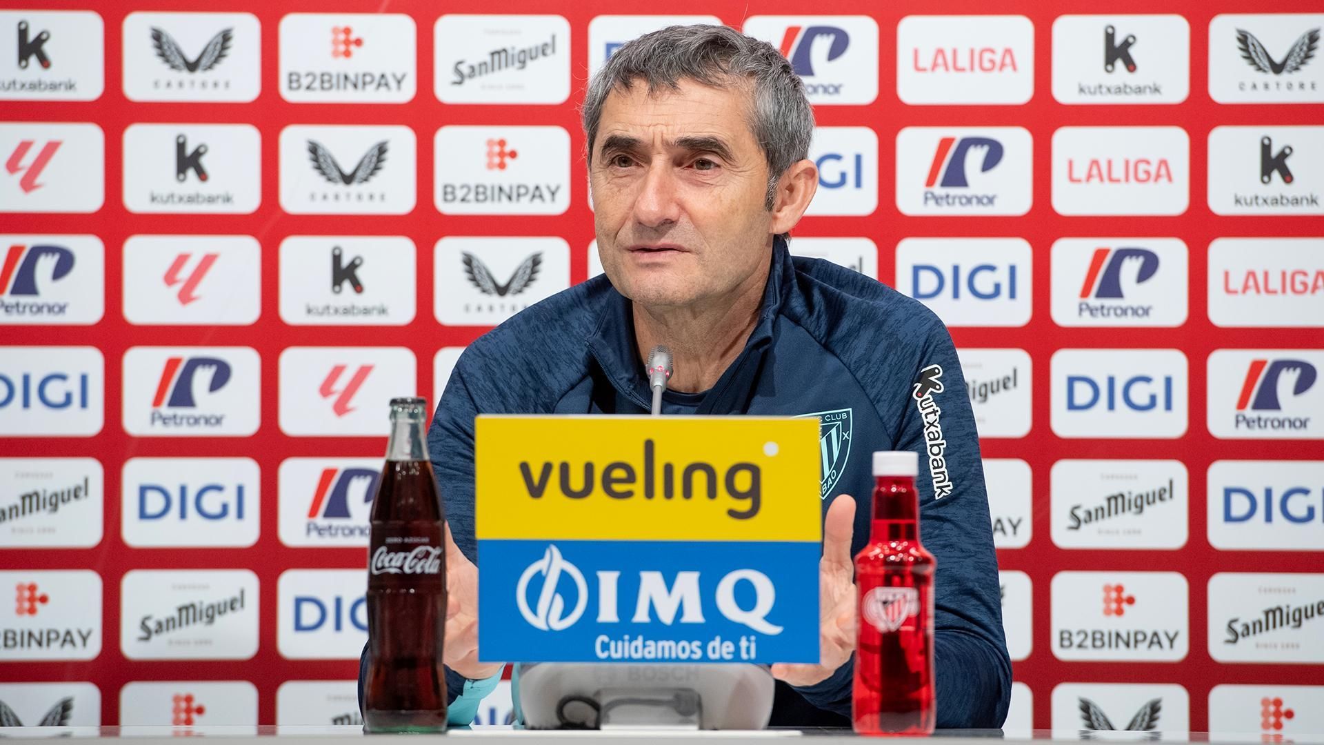El entrenador Ernesto Valverde atiende a la prensa en Lezama
