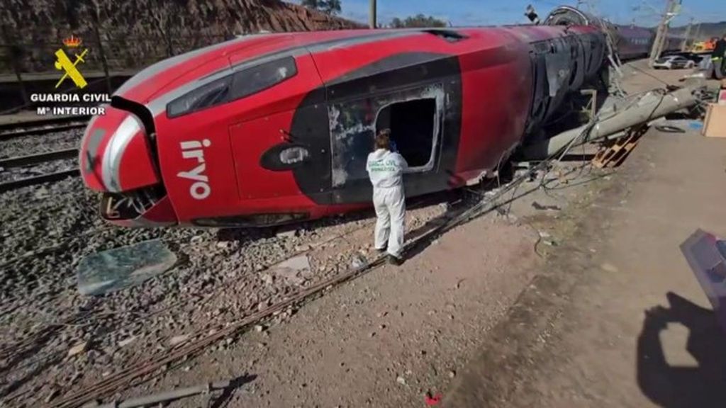 Operación para recuperar los tres cuerpos localizados en el interior de los vagones del Alvia