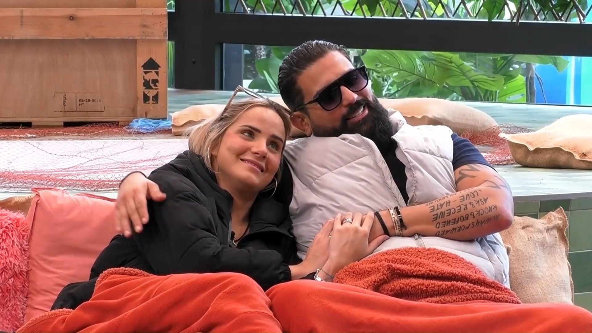 John Guts pegadito a Gloria González