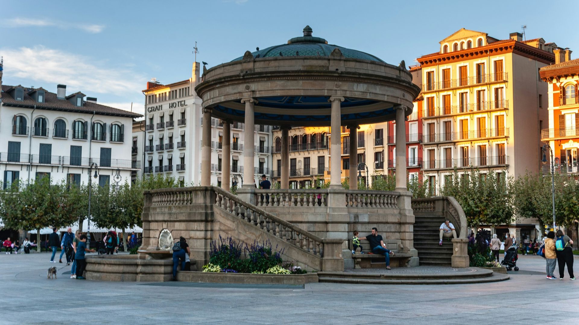 La calle llega hasta la popular Plaza del Castillo