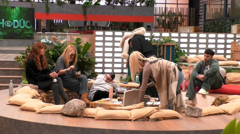 La casa cenando sin Canales