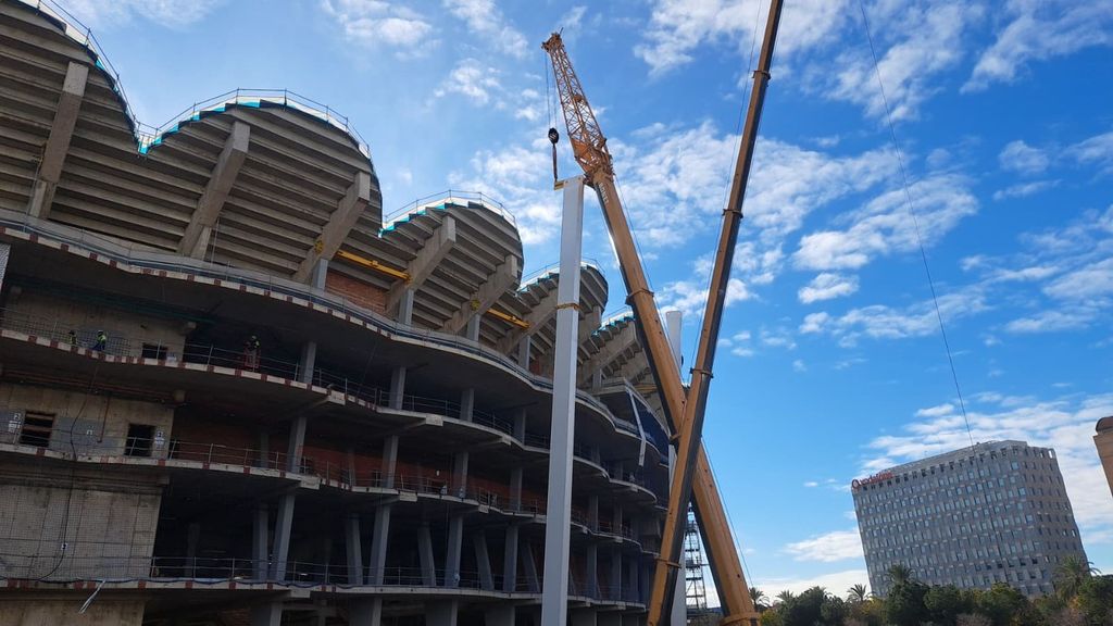 Da Vértigo: Así se instalan los pilares de la cubierta del Nou Mestalla