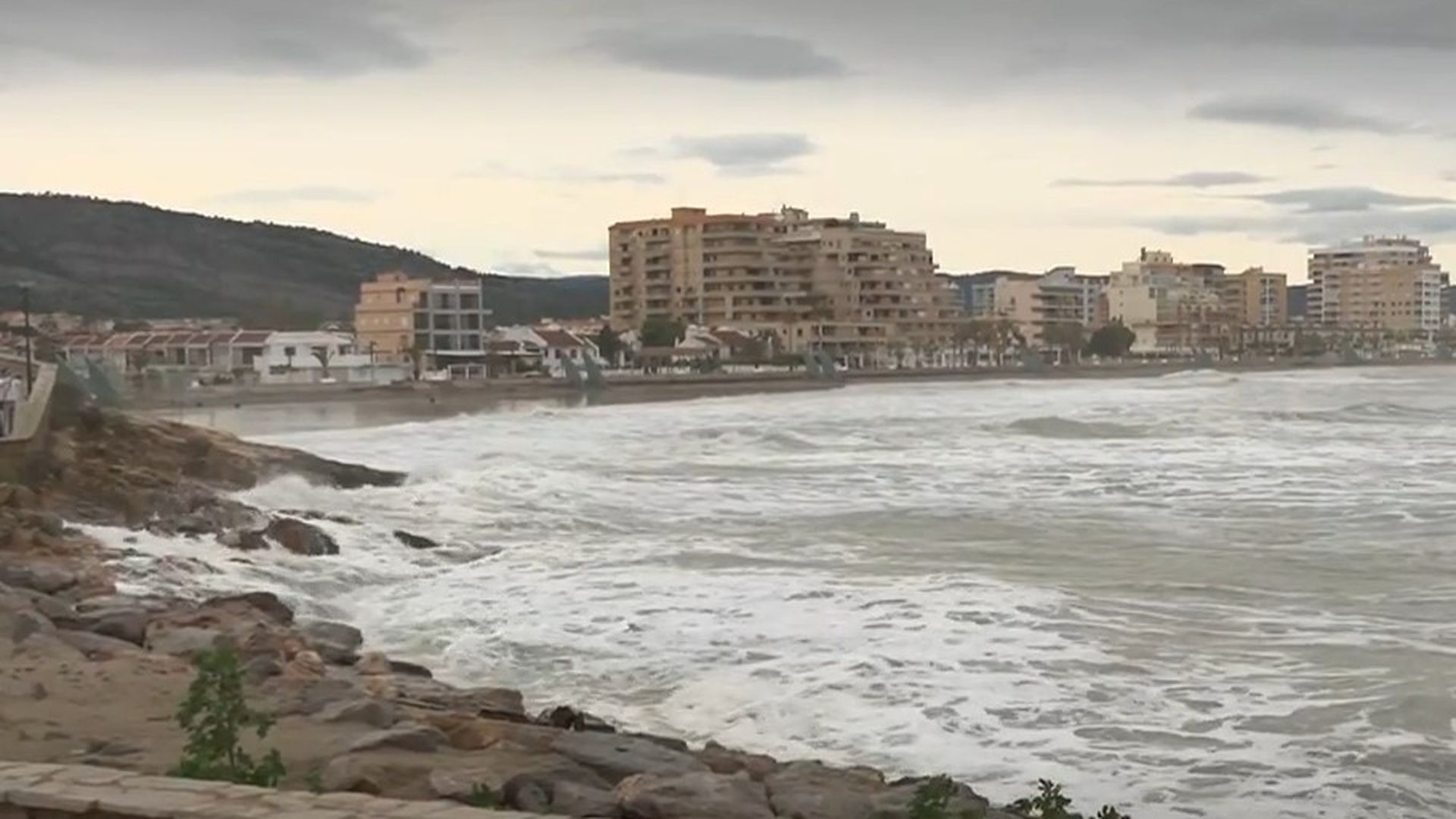 La fuerza del mar arrasa con la playa de Oropesa y golpea el paseo marítimo