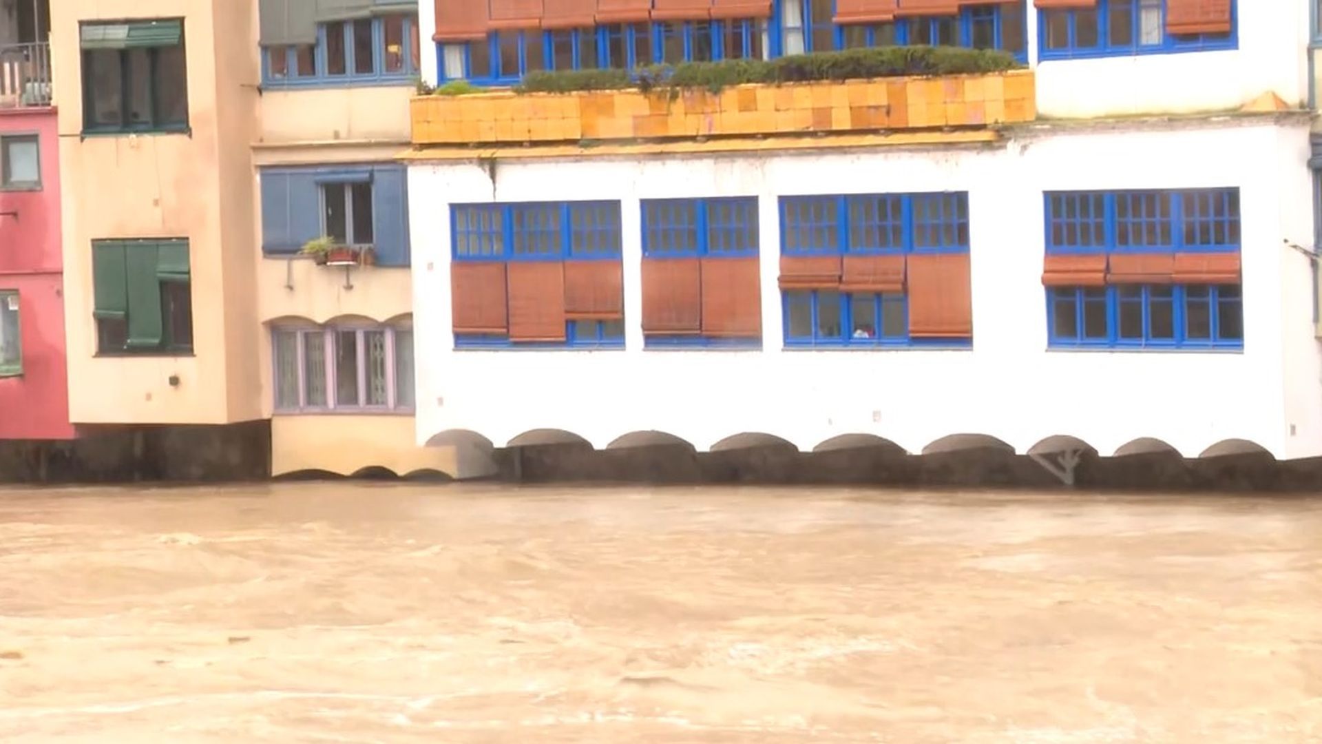 Las casas en torno al río Onyar en riesgo por la crecida.