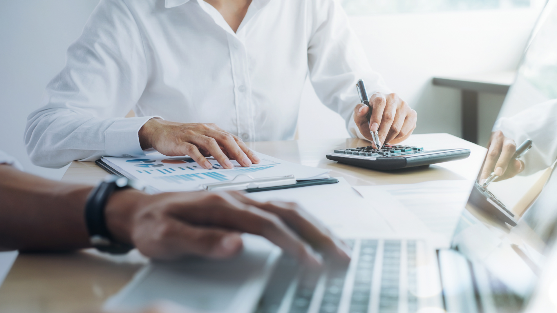 Las entidades pagan más para captar más ahorro y financiar su actividad Las entidades pagan más para captar más ahorro y financiar su actividad