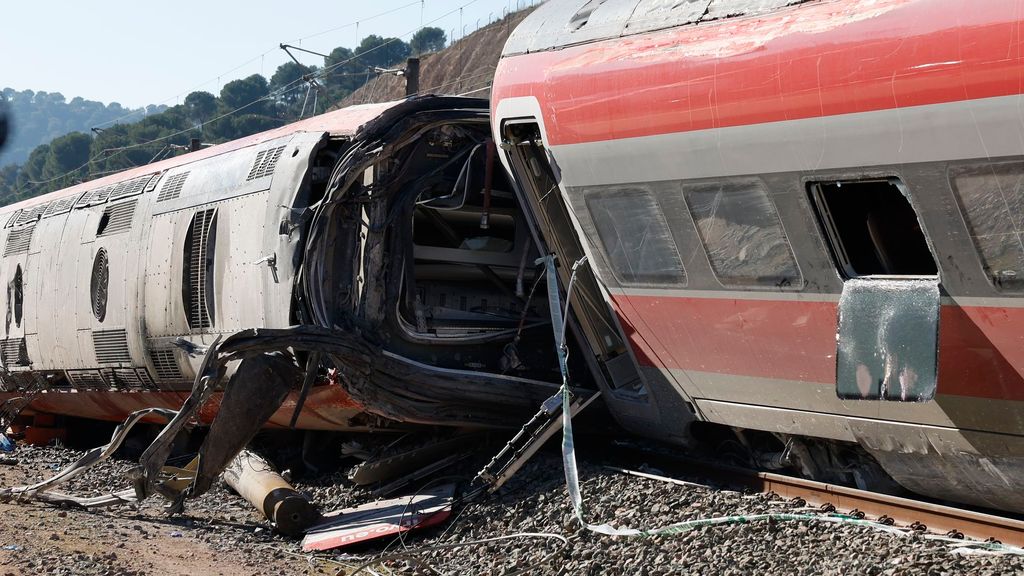 Las imágenes de la zona del siniestro en Adamuz: el tren, convertido en un amasijo de hierro
