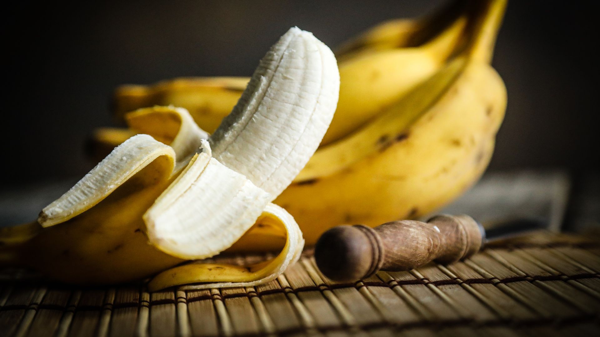 Los motivos para no tirar las hebras de los plátanos y comértelas