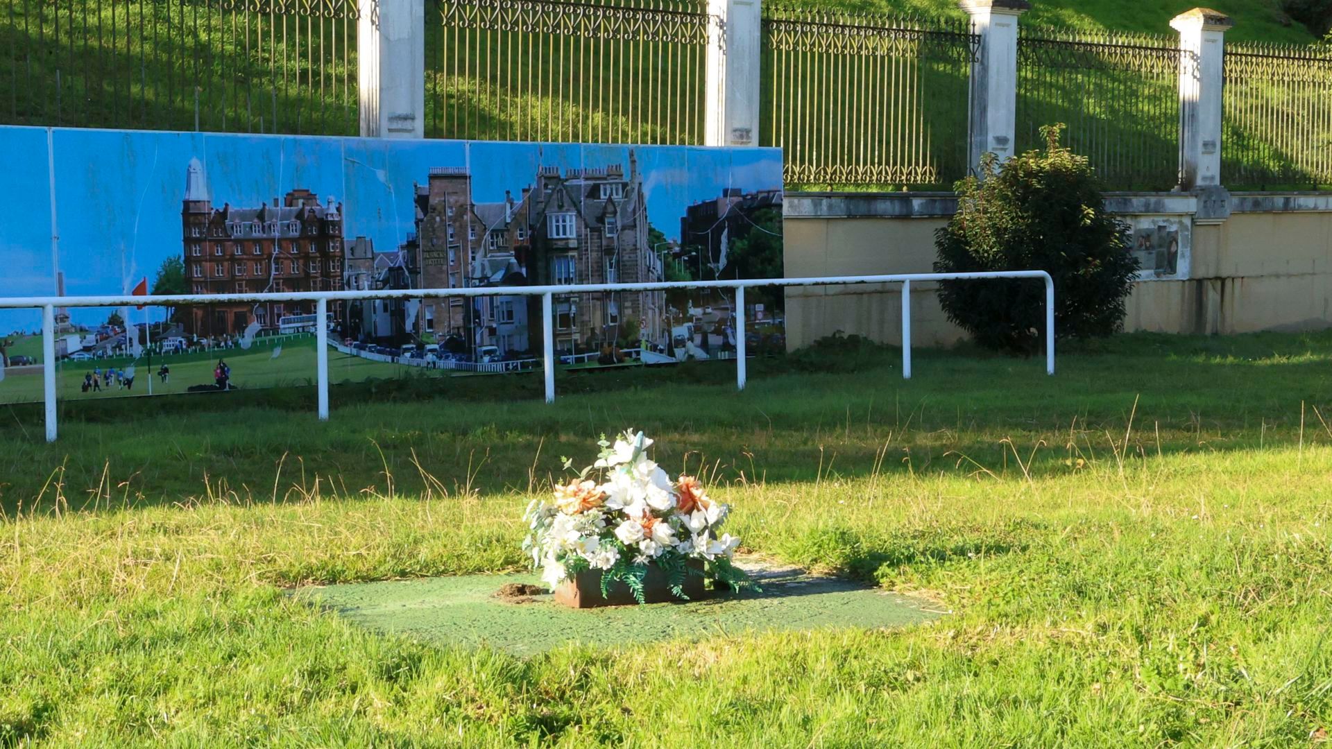 Lugar donde ha desaparecido la estatua de bronce dedicada al golfista español Severiano Ballesteros