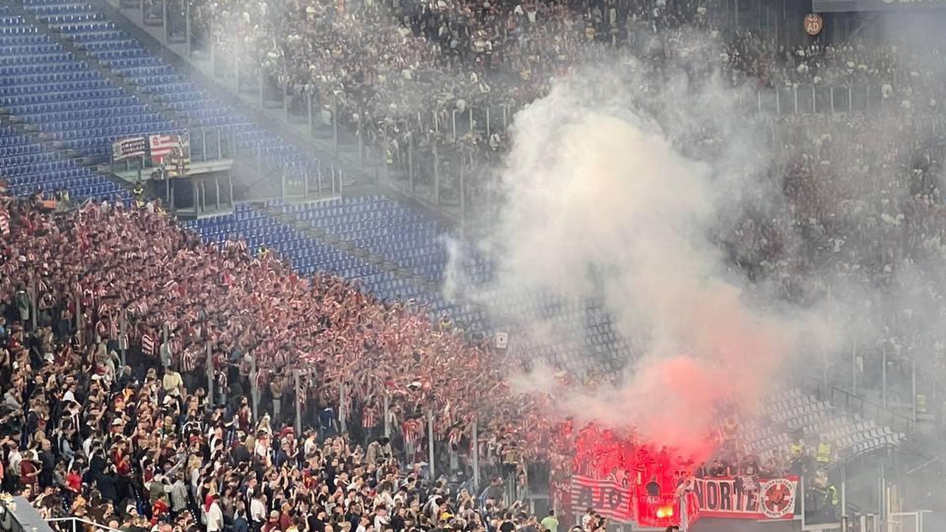 Miembros de Herri Norte en un partido del Athletic fuera de San Mamés