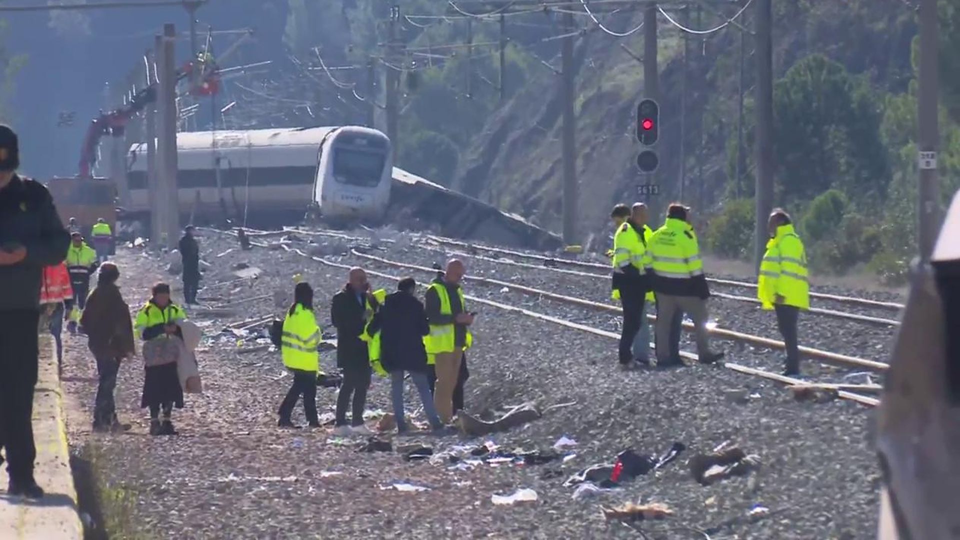 No hay descanso en la zona cero de Adamuz: las dos grúas consiguen acceder y retirar los vagones de Iryo