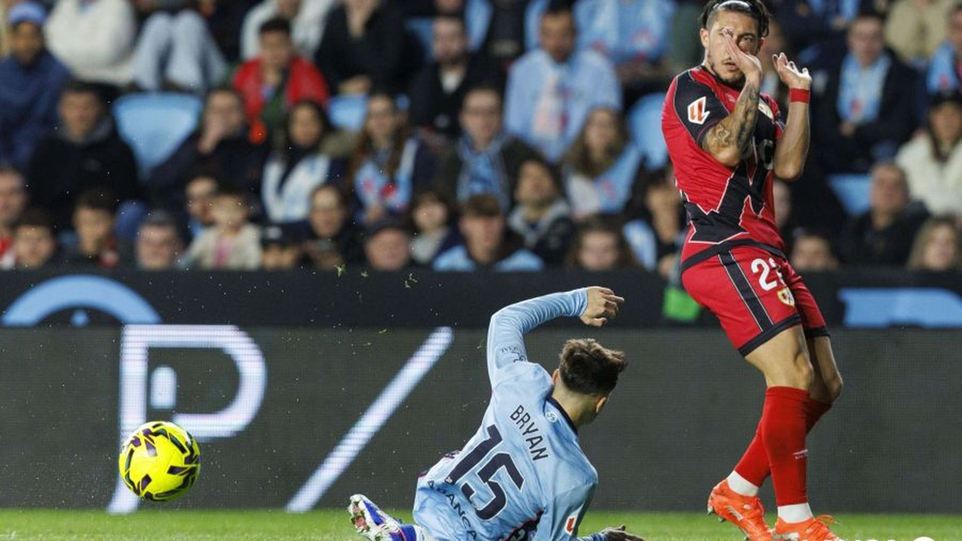 Pacha Espino en la acción clave con Bryan Zaragoza