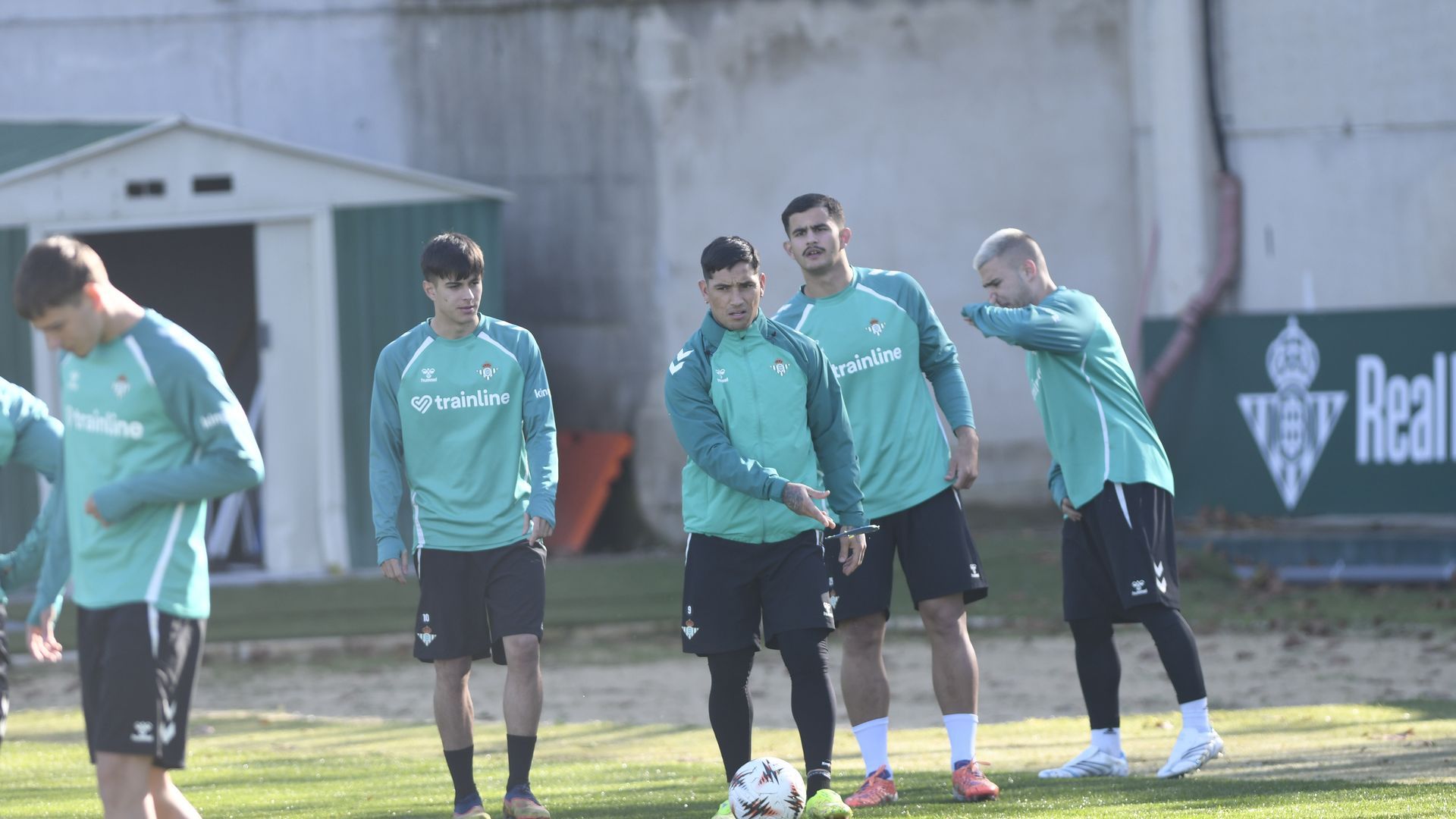 Rodri Marina, tras Chimy Ávila, en el entrenamiento del Betis de este martes