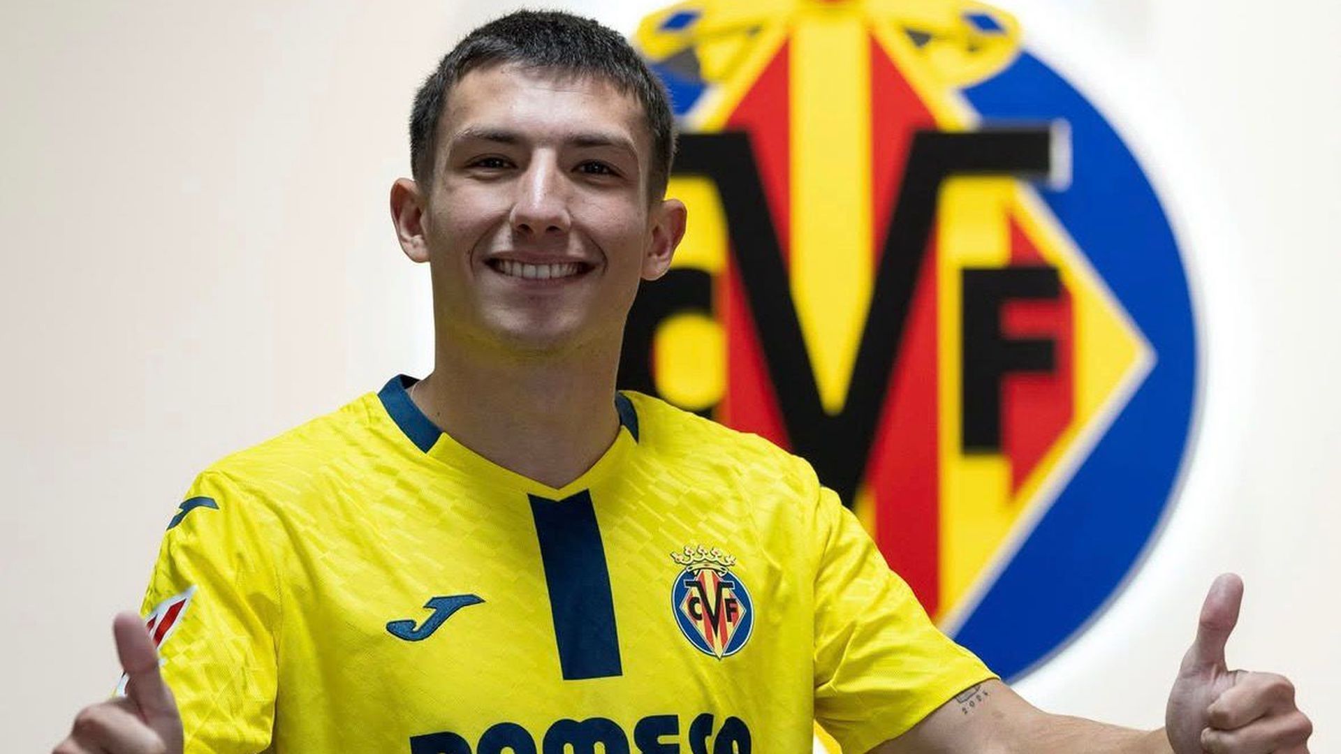 Thiago Fernández posa como nuevo jugador groguet