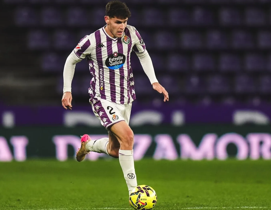 Trilli conduce el balón en un partido con el Real Valladolid.