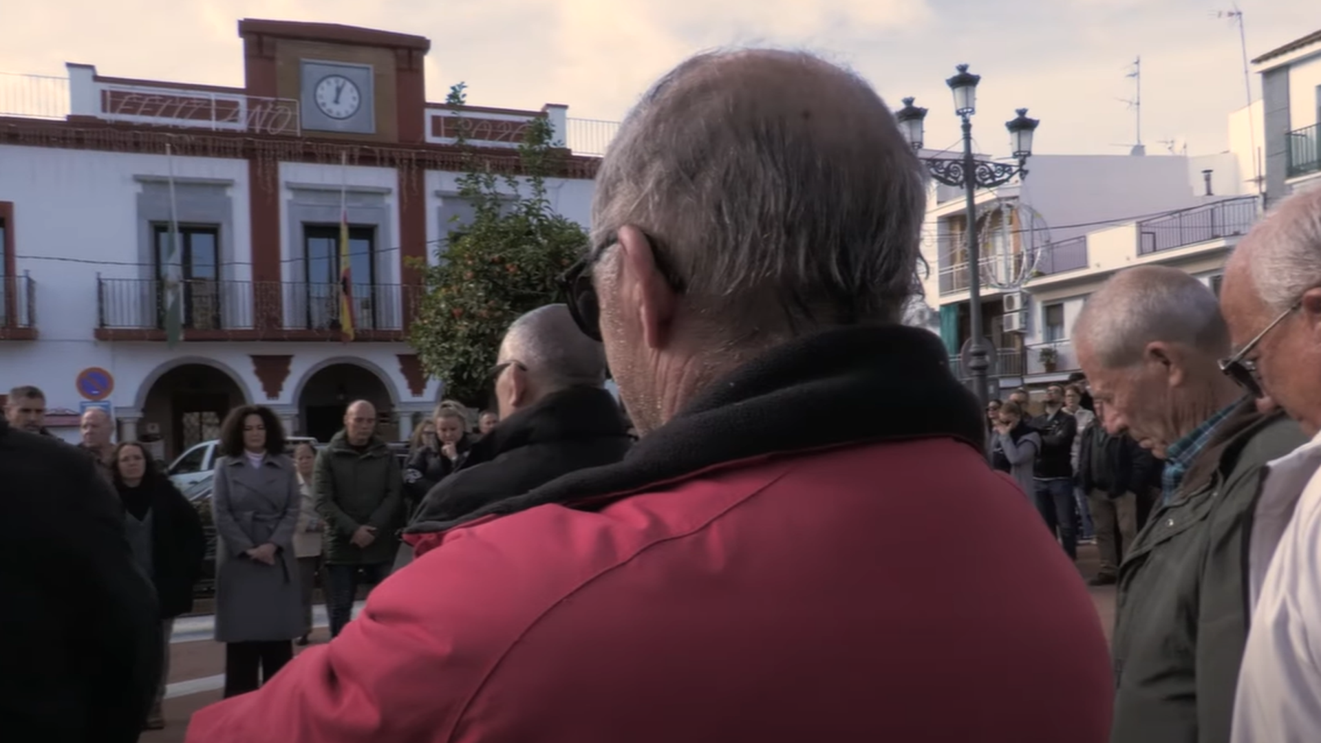 Vecinos de Gibraleón guardan un minuto de silencio por las víctimas del accidente de Adamuz