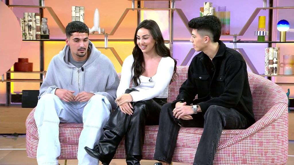 Un joven se tira a la piscina e intenta sin éxito que su amiga deje a su pareja por él: "Me he quedado loca"