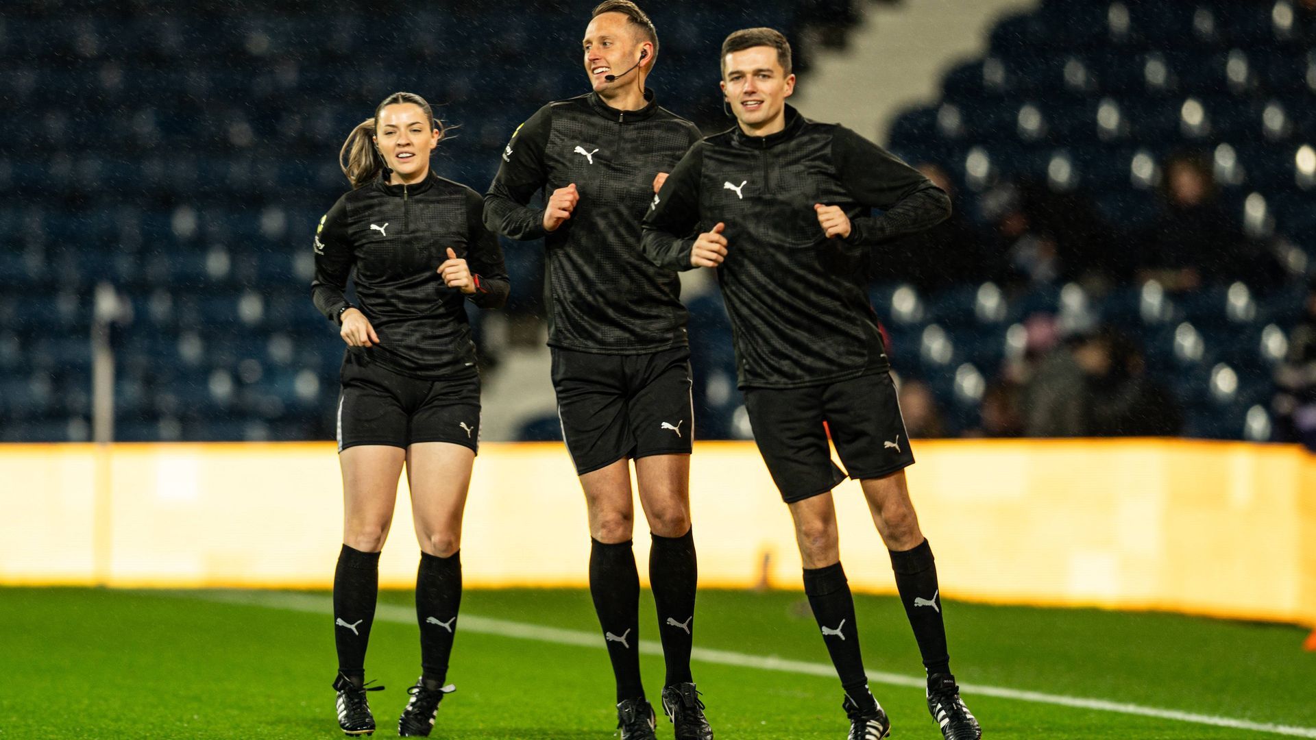 Tres árbitros calientan sobre el Tottenham Stadium