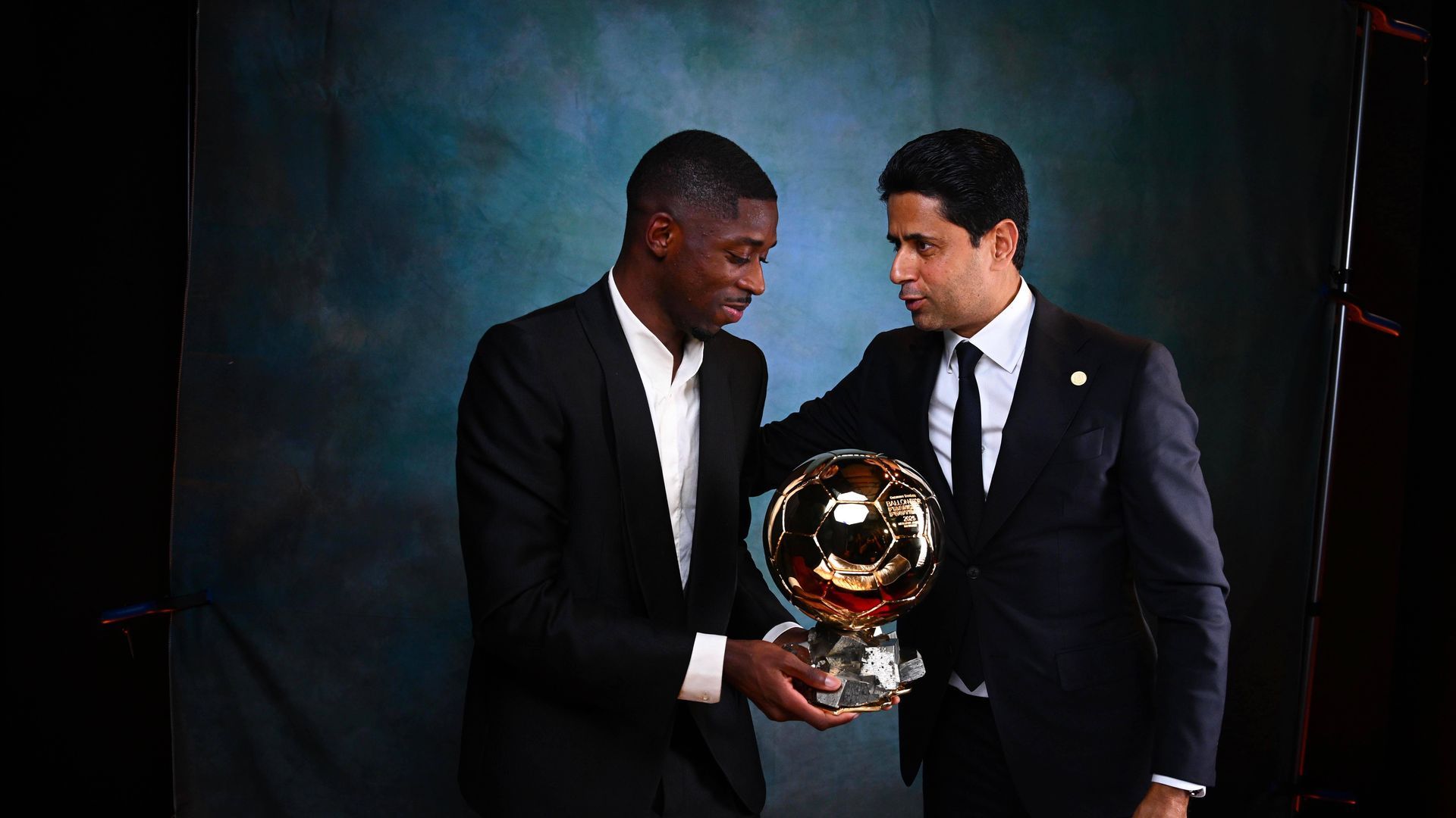 Al Khelaifi y Dembélé posando con el Balón de Oro Al Khelaifi y Dembélé posando con el Balón de Oro