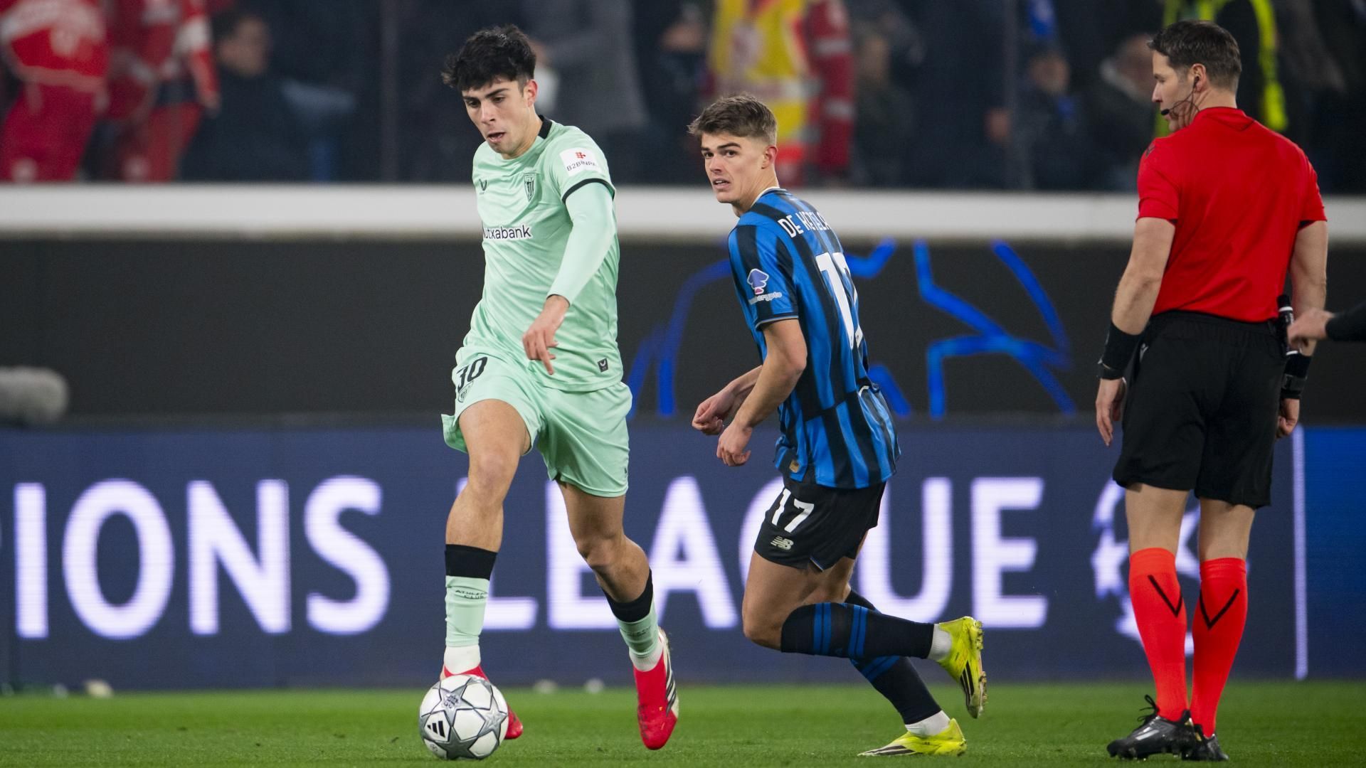 Alex Rego la lleva en la Champions contra la Atalanta BC