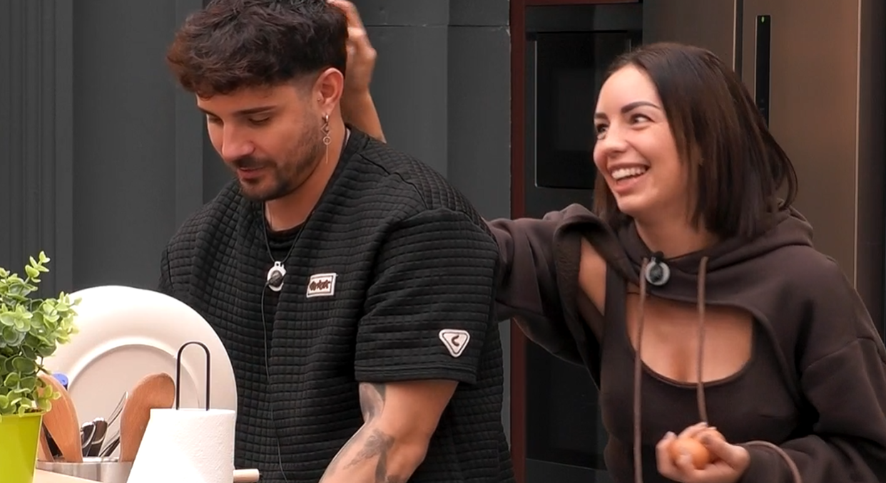 Anita y Manuel juguetean en la cocina