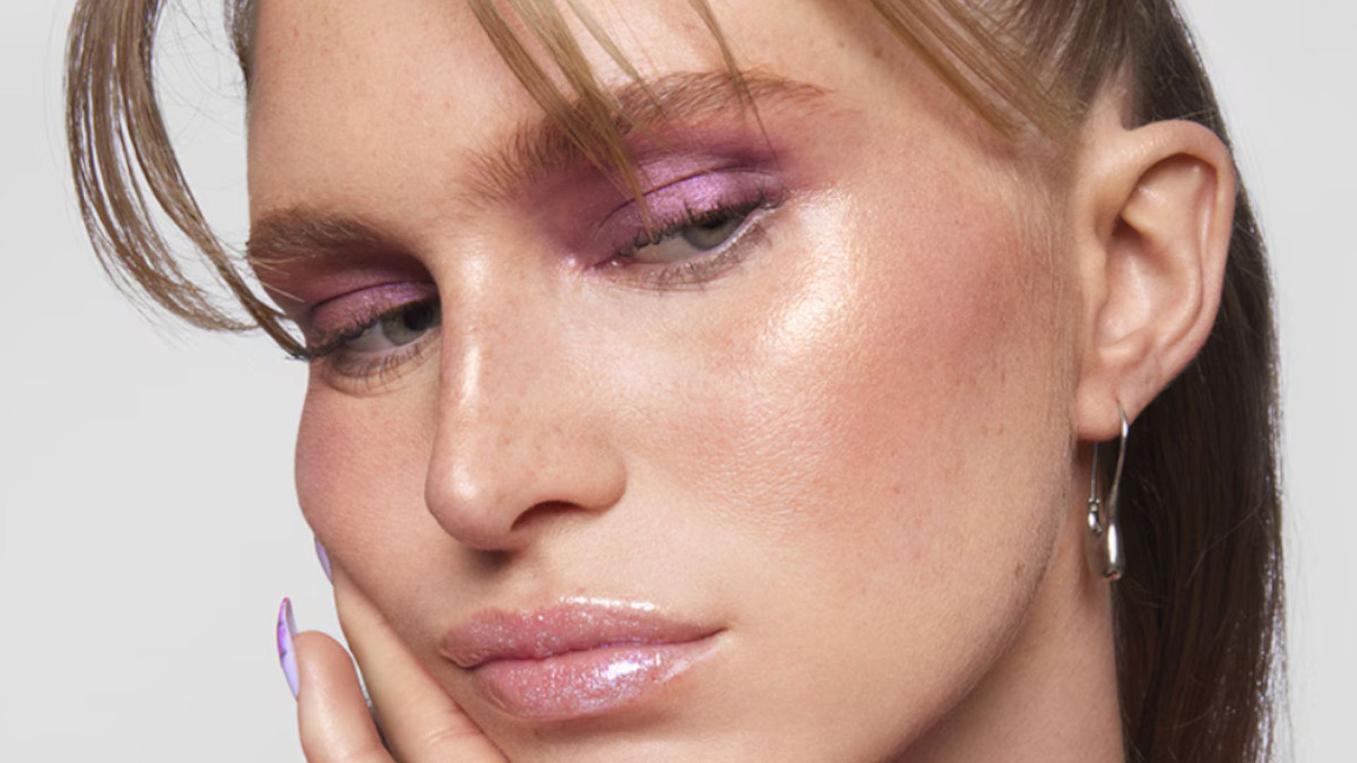 Así es el iluminador en barra de Milk Makeup que arrasa en Sephora