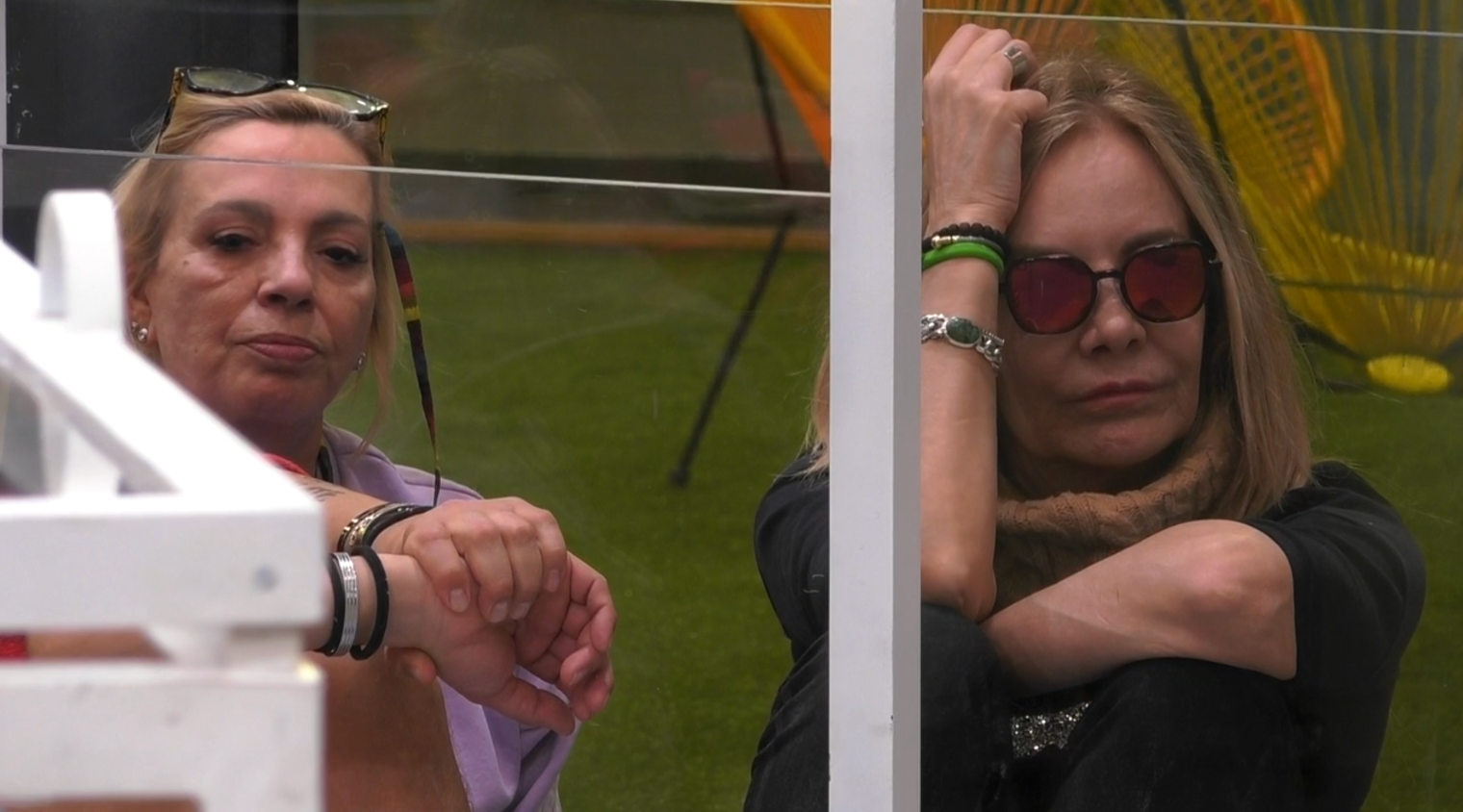 Carmen y Belén dentro del cubo