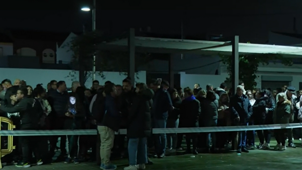 Cientos de vecinos despiden a la familia Zamorano Álvarez en el pabellón municipal de Aljaraque, Huelva