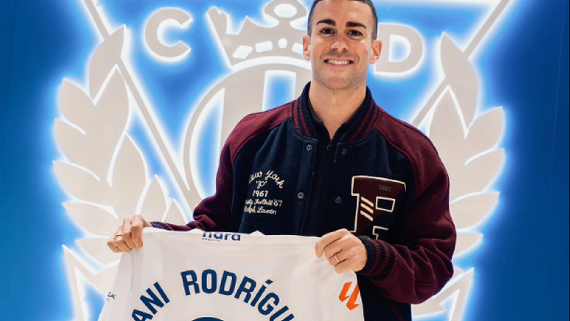 Dani Rodríguez posa con la camiseta del Leganés Dani Rodríguez posa con la camiseta del Leganés