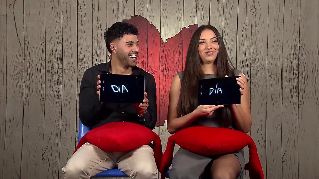 Daniele y Melisa comprueban su compatibilidad de la mano de IKEA