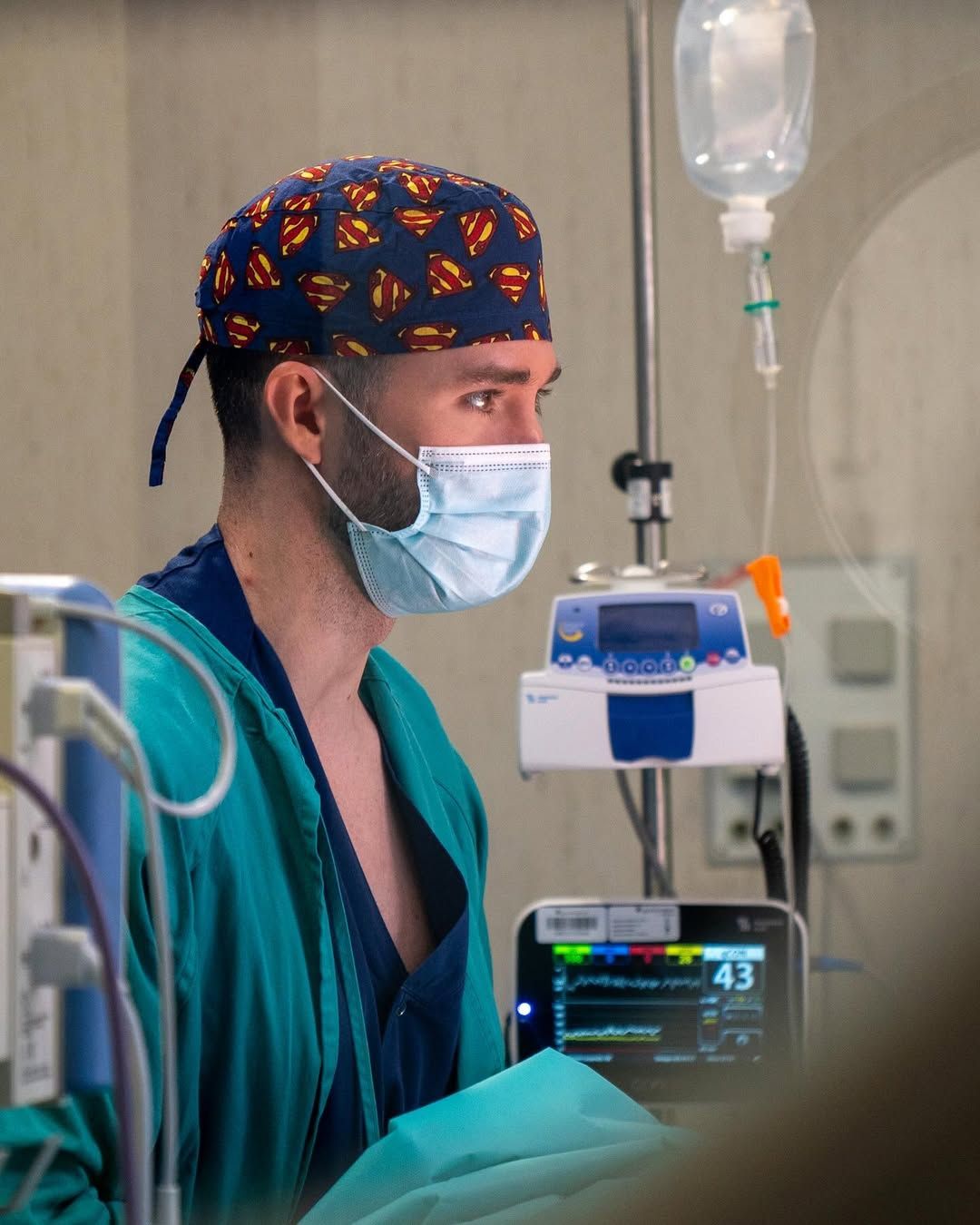 David Callejo, mientras interviene a un paciente