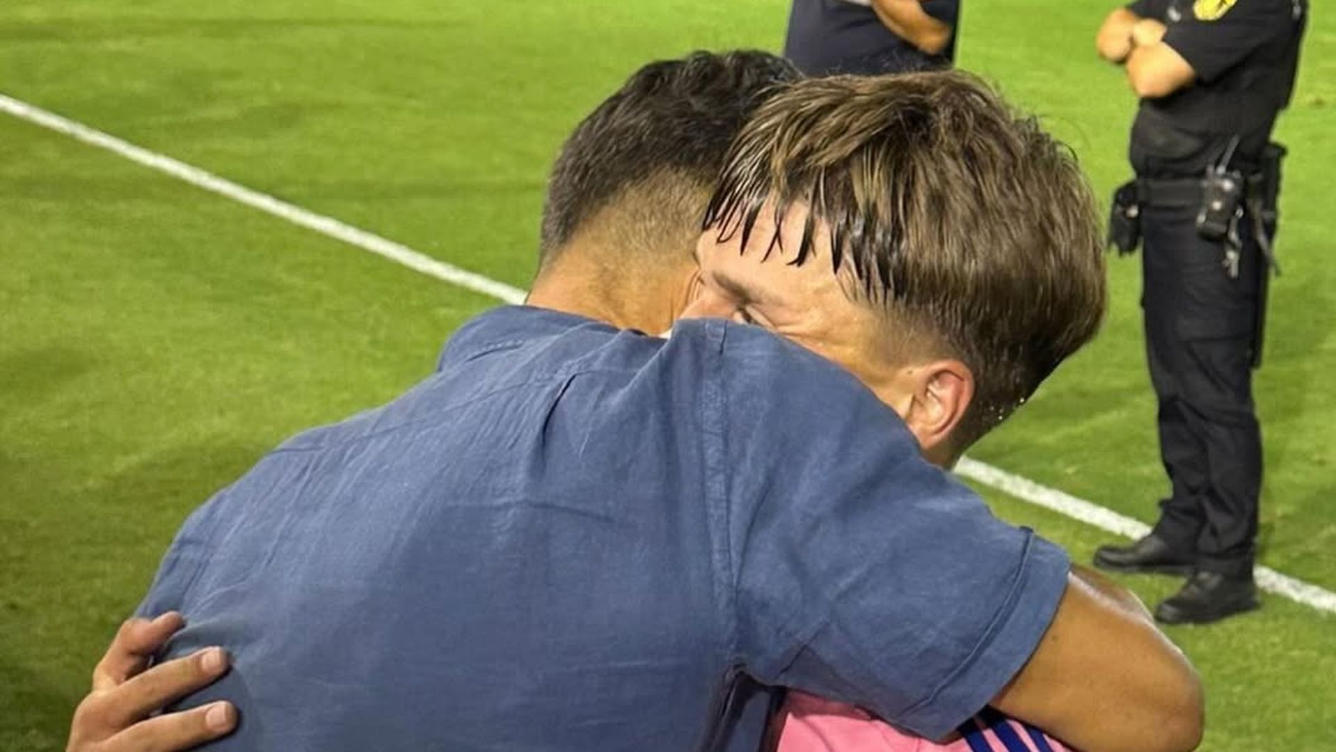 Davinchi abrazando a su padre en el Recreativo de Huelva