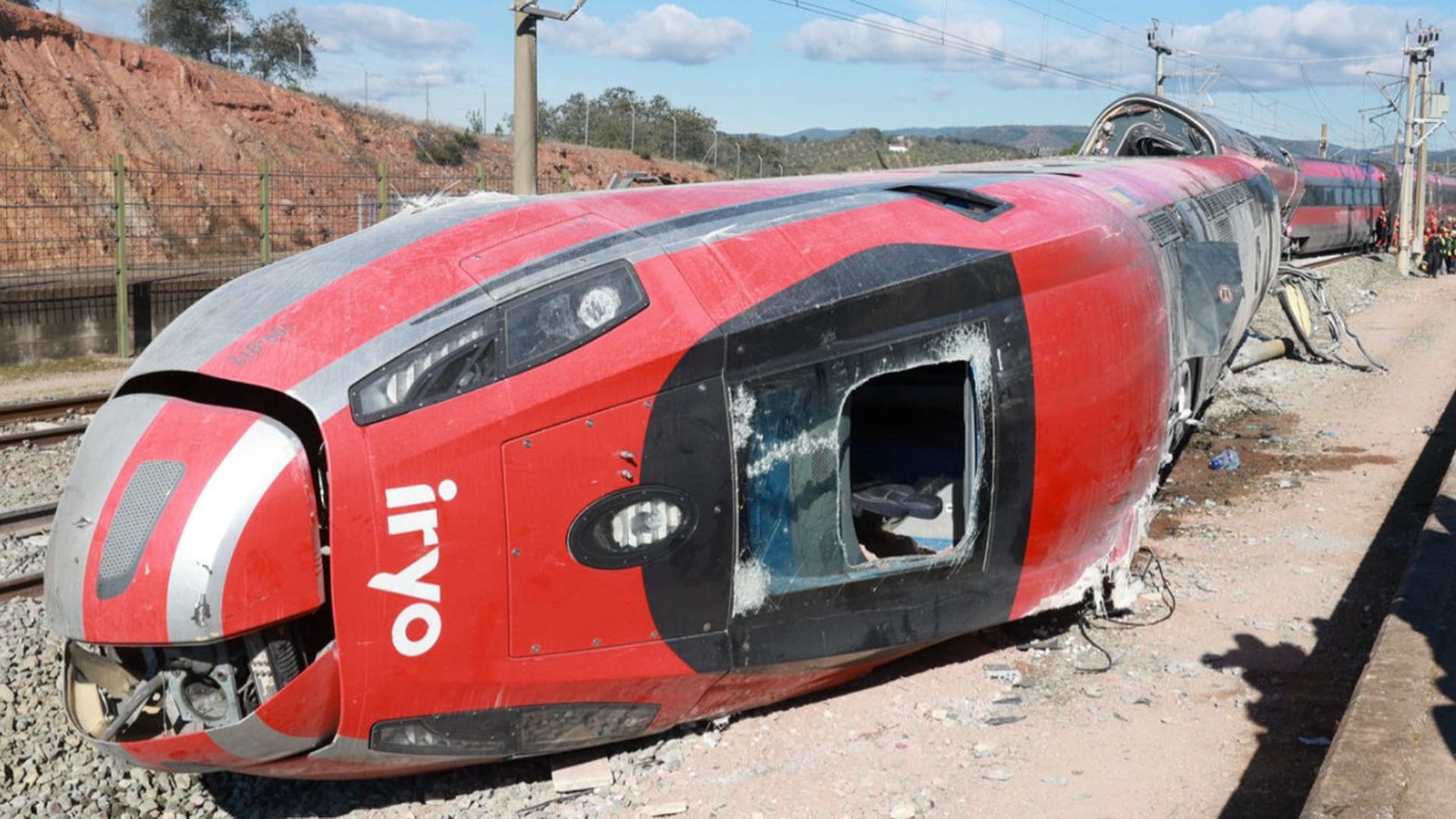 El audio del maquinista del tren Iryo accidentado: "Es un descarrilamiento. Estoy invadiendo la vía contigua"