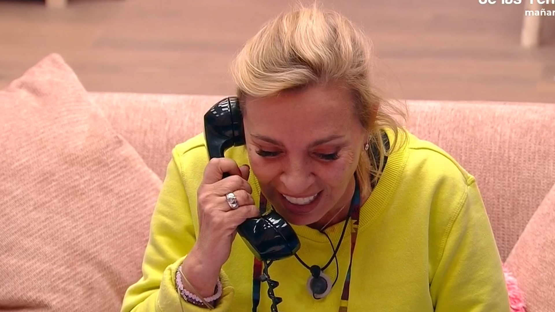 El marido de Carmen habla con su mujer