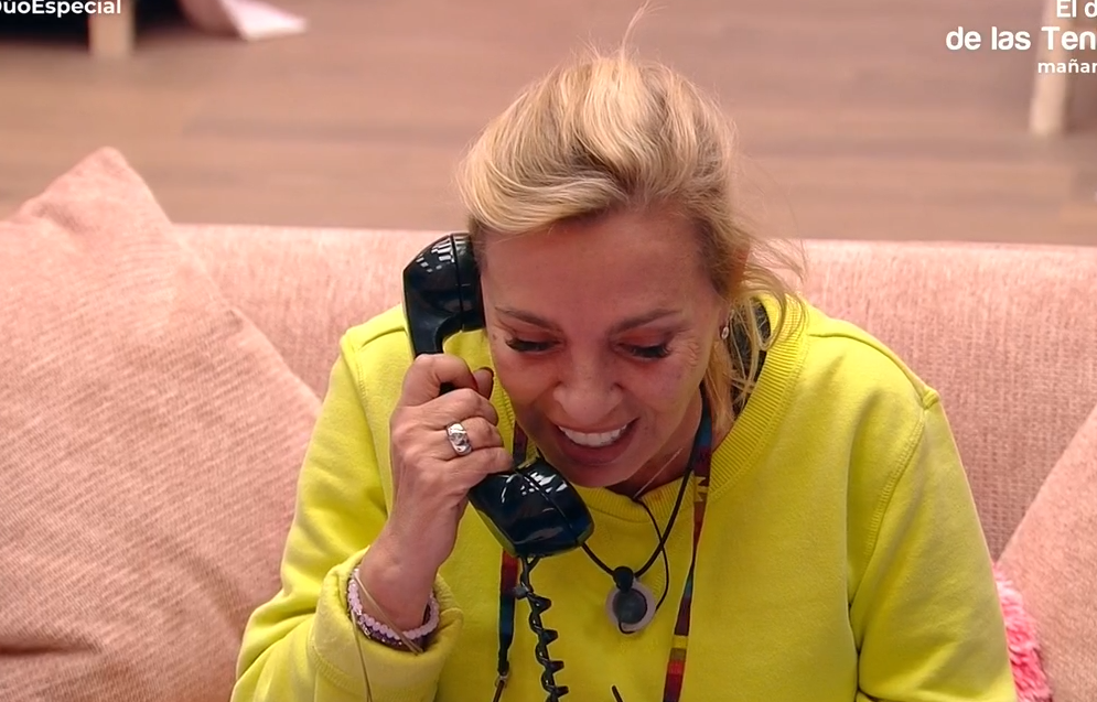 El marido de Carmen habla con su mujer