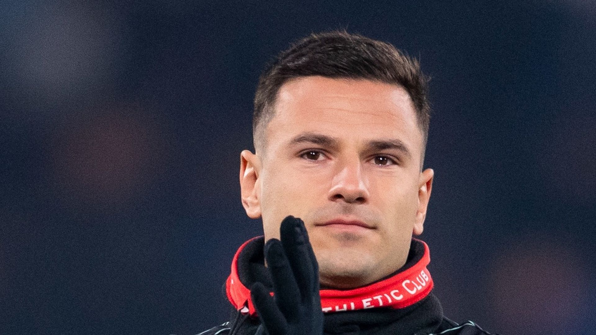 Gorka Guruzeta, saluda en Bérgamo en el previo del partido de Champions