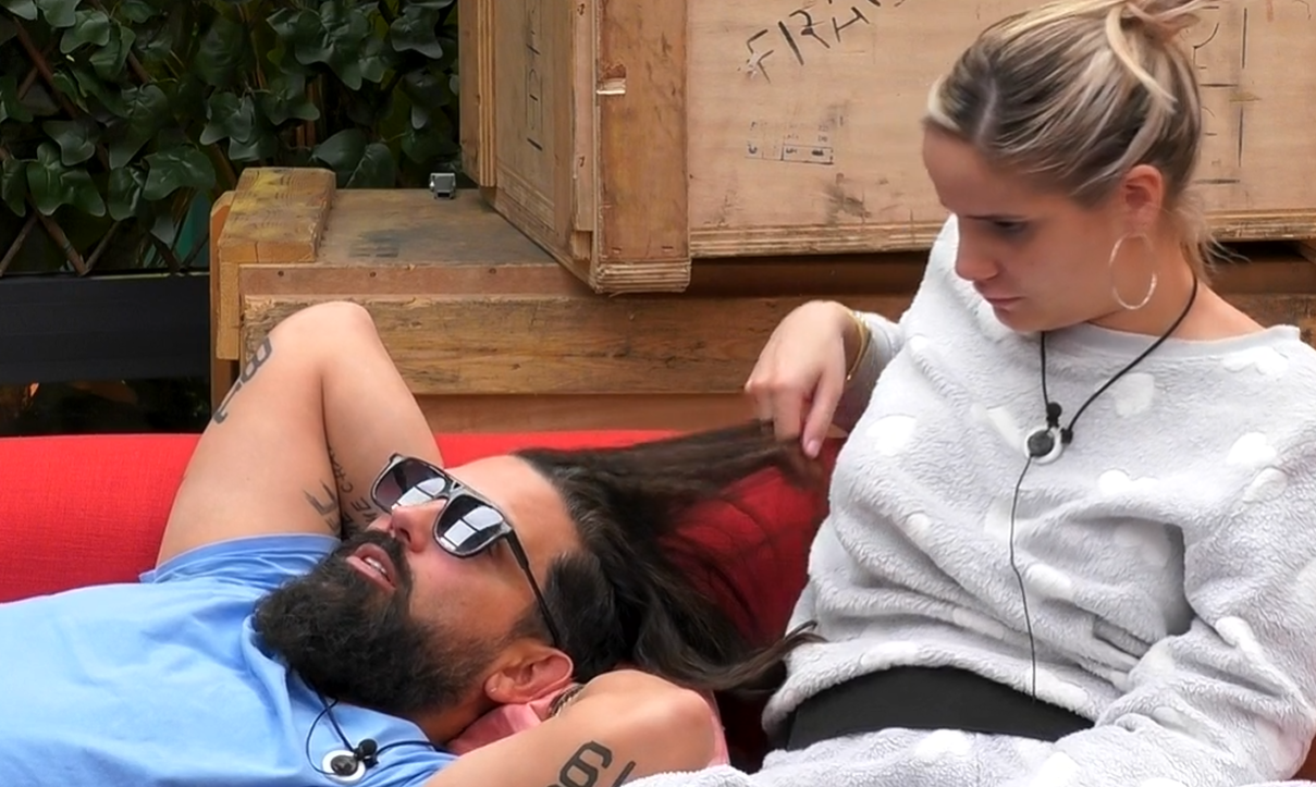 John departe con Gloria