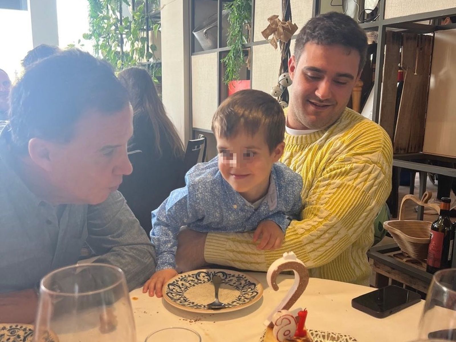 José Ramón de la Morena con su hijo pequeño y su otro hijo, Javier