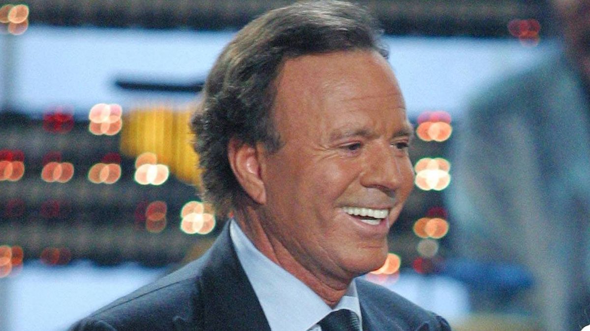 Julio Iglesias pide a la Fiscalía la denuncia de sus extrabajadoras y considera "insólito" no disponer de una copia