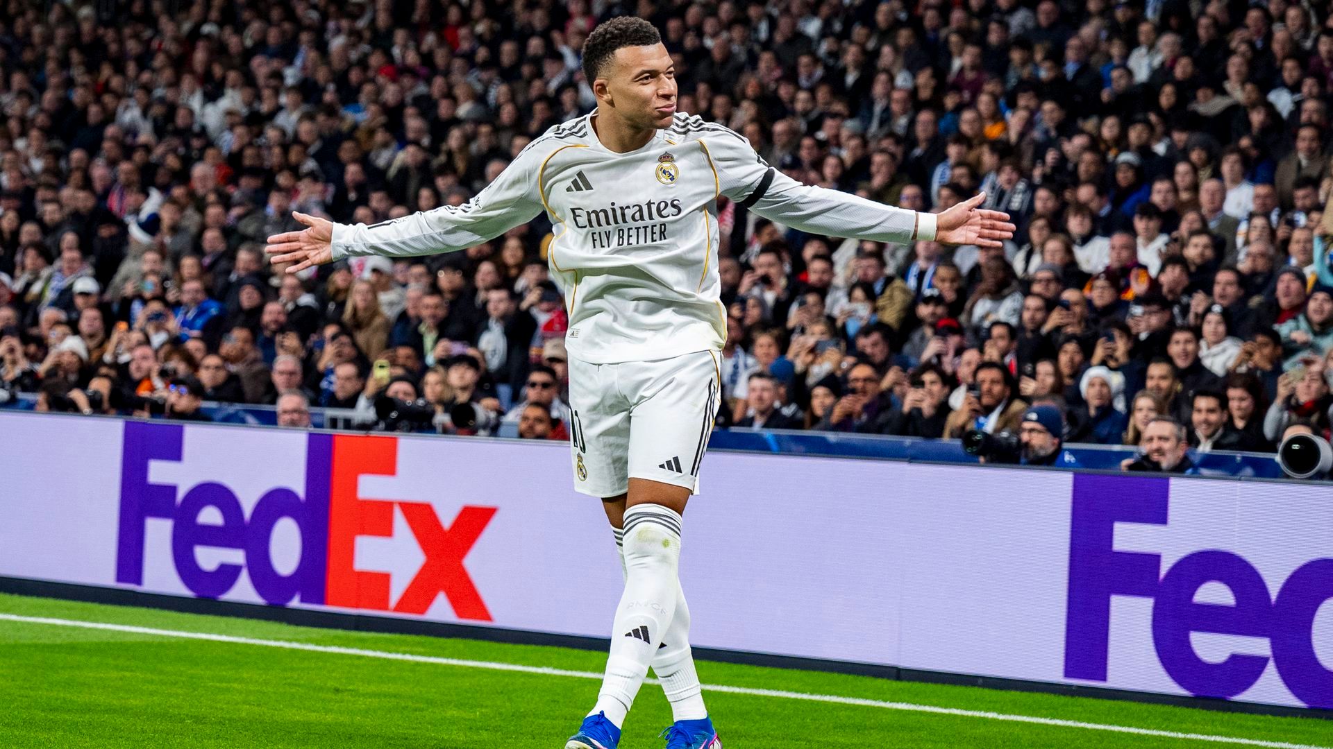 Kylian Mbappé celebrando con la afición madridista tras su gol en la Champions con el Real Madrid