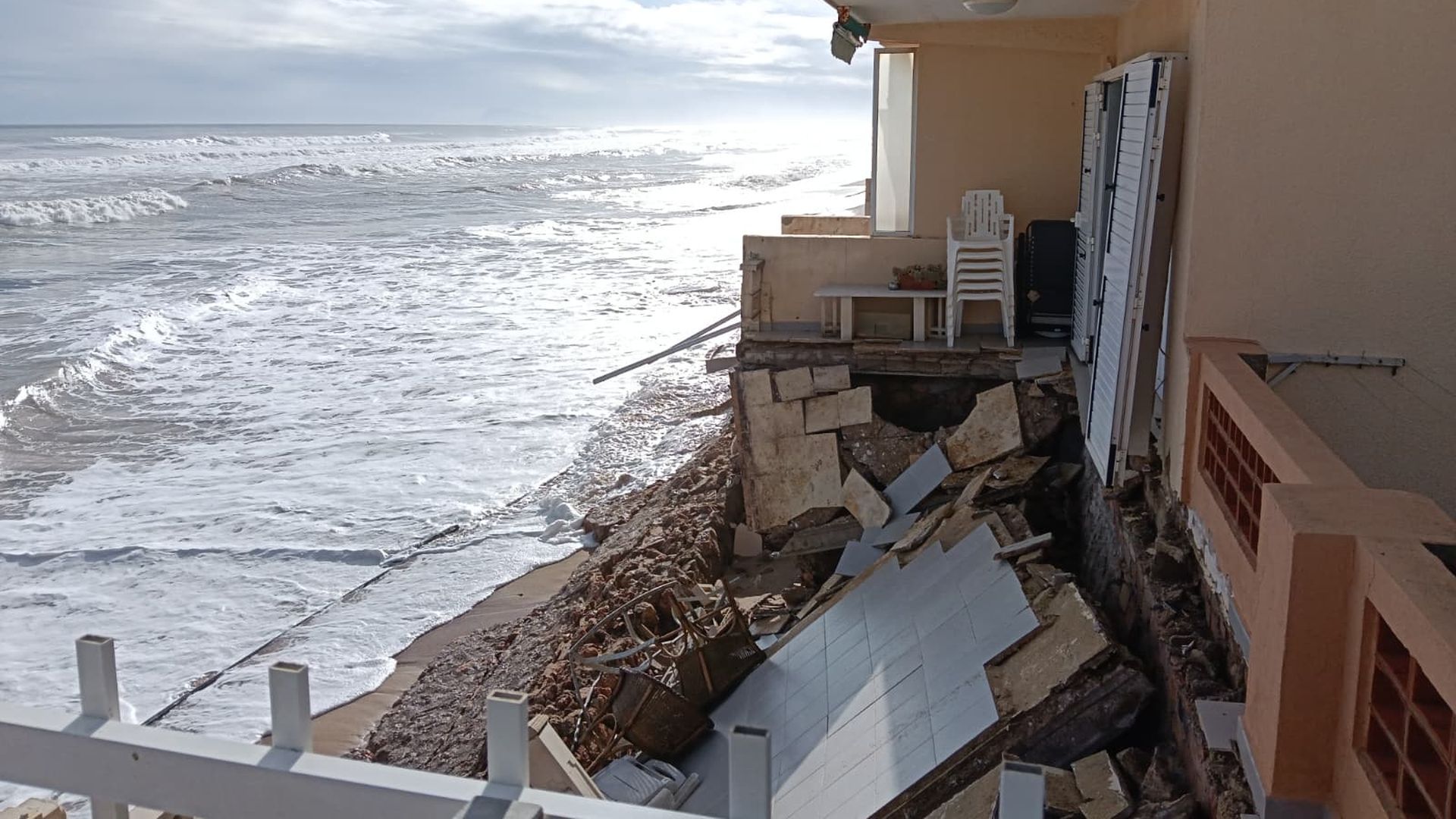 La fuerza del mar provocó el derrumbe de la terraza y el balcón