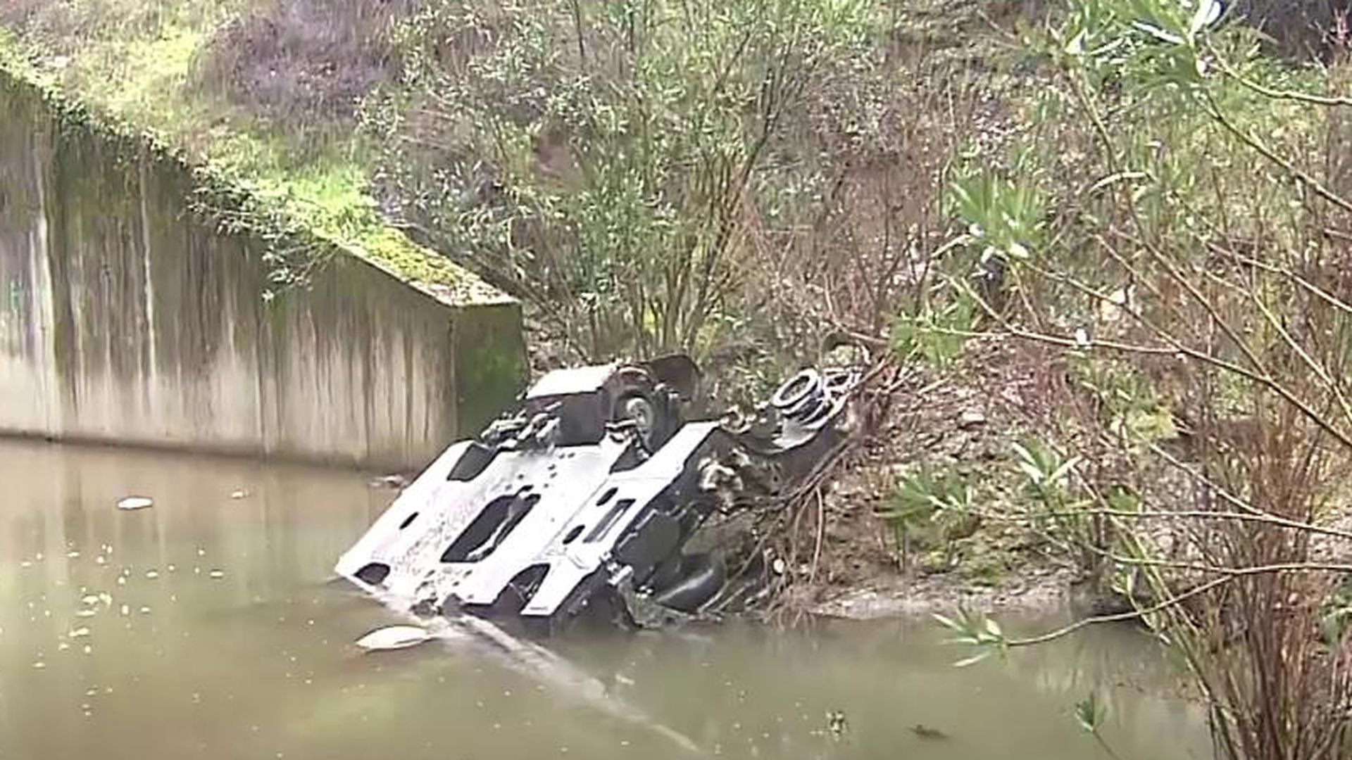 La gran pieza de uno de los vagones accidentados en Adamuz: se encuentra en una zona de difícil acceso y pesa toneladas